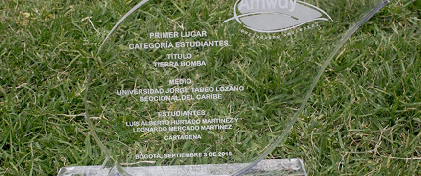 webnota_luis_hurtado_egresado_destacado_premio_amway_documental_tierra_bomba_20150904_005.jpg