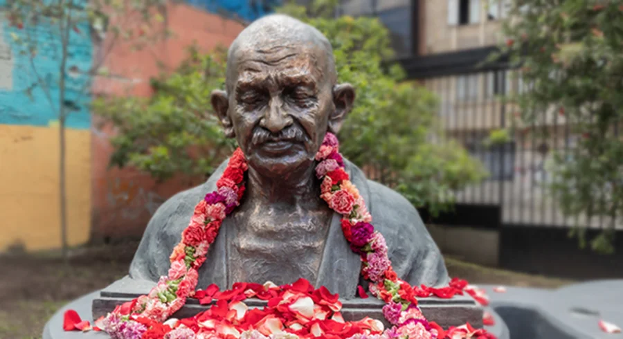 portada.portada.inauguracion.busto_.mahatmagandhi.utadeo.2023.jpg