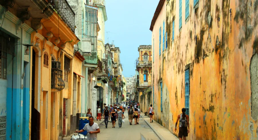 streets-with-people-in-havana-cuba_800.jpg